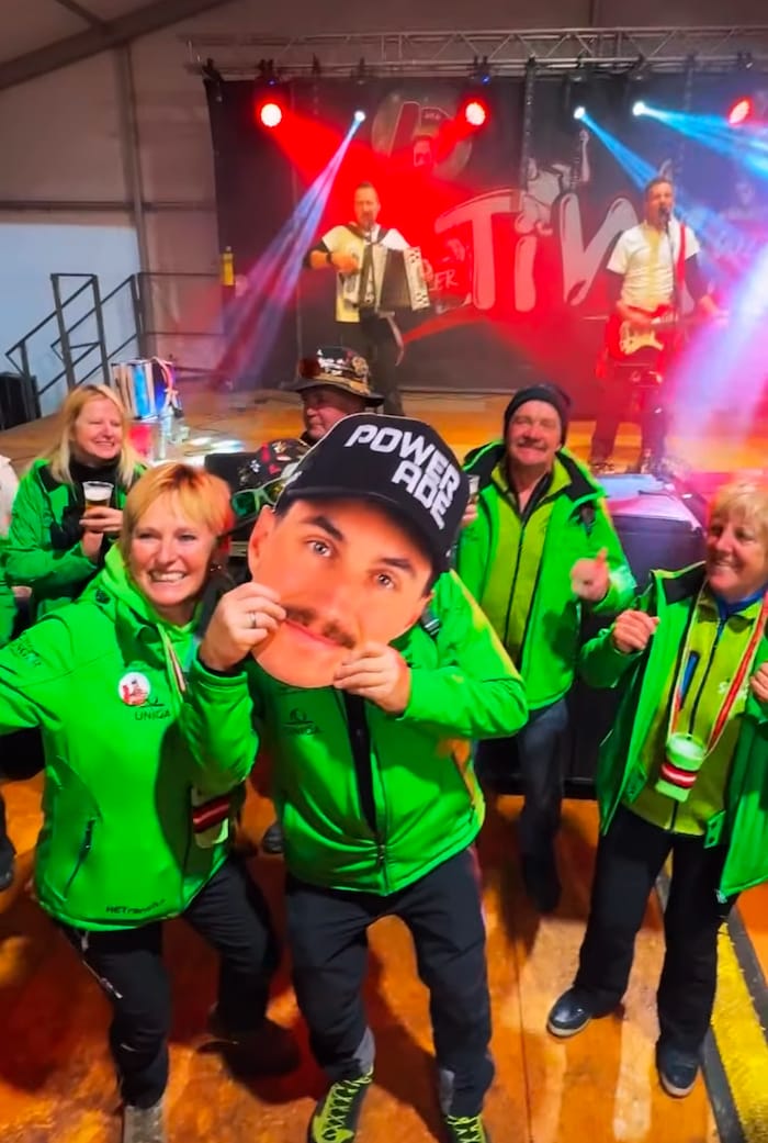 Auch der Marco Schwarz-Fanclub hatte in Alta Badia mit Patrick Feurstein seinen Spaß.