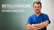 Philipp Schmidbauer schiebt an Weihnachten Dienst in der Notfallambulanz.