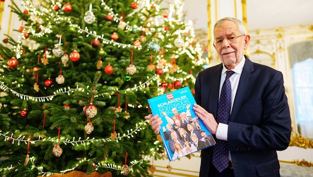 Bundespräsident Alexander Van der Bellen – hier mit dem „Krone“-Schlagzeilenbuch in der Hofburg ...