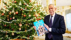 Bundespräsident Alexander Van der Bellen – hier mit dem „Krone“-Schlagzeilenbuch in der Hofburg ...