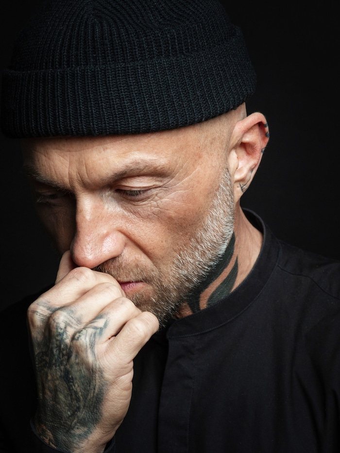 Seit mehr als zwei Dekaden rappt Chakuza aus Leidenschaft. Viele nationale Rapper wie RAF Camora ...