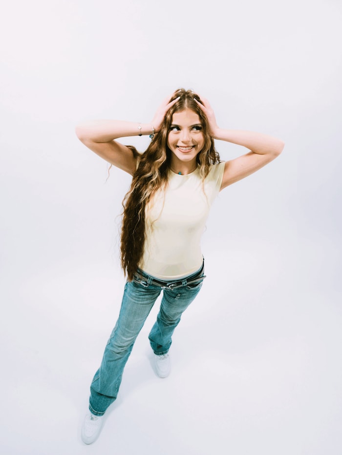 Zwei YouTube-Awards und ein Bambi zieren das Wohnzimmer der 15-jährigen Musikerin.