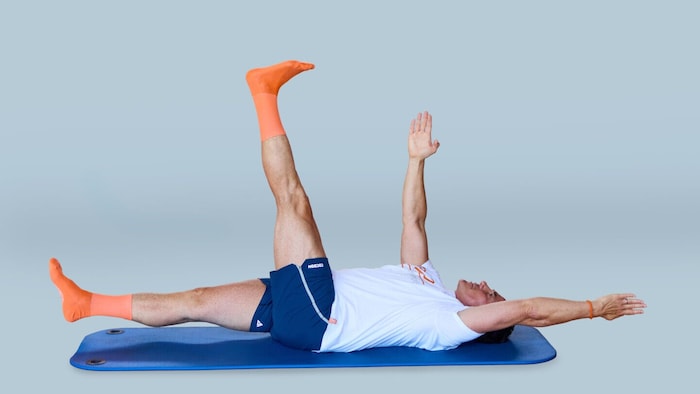 Phase 2: Senken Sie nun jeweils diagonal einen Arm und ein Bein. Versuchen Sie dabei, die ...