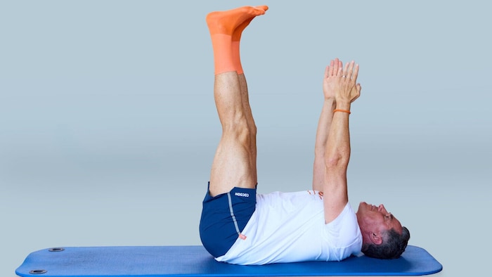 Phase 1: Legen Sie sich auf den Rücken und drücken das Becken nach unten, sodass der untere ...