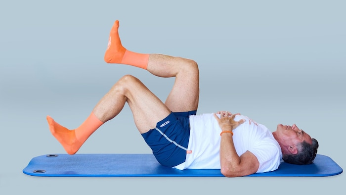 Phase 2: Einatmen und ein Bein langsam und kontrolliert absenken. Berühren Sie nur mit der Ferse ...