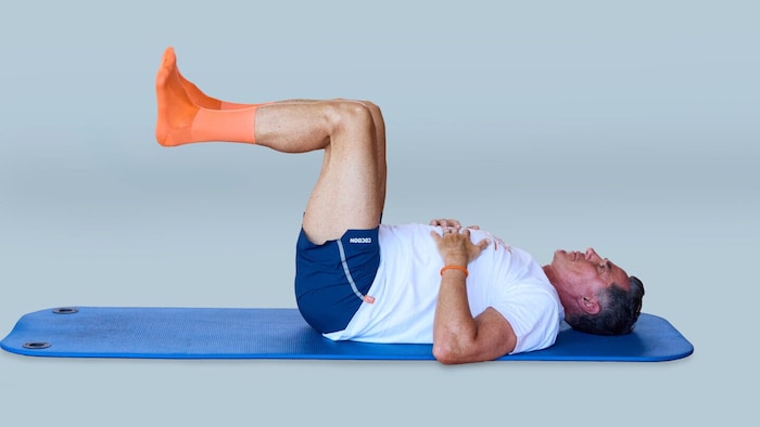 Phase 1: Starten Sie mit der „Table-Top-Position“. Legen Sie die Hände auf dem Rippenbogen ab ...