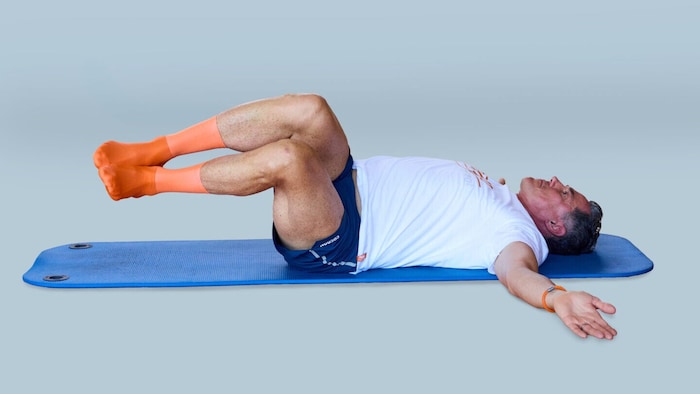 Phase 2: Strecken Sie die Arme zur Seite aus und senken mit der Einatmung gleichzeitig beide ...