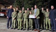 Jugendbeauftragte Thomas Enzi und Timo Mark (beide außen) mit Helvetia-Verkaufsleiter Jörg ...