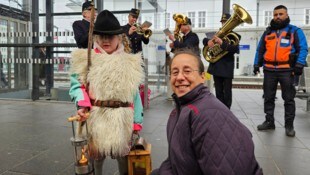 Hirtin Johanna (6) übernahm das Friedenslicht von Zugbegleiterin Carolina Kratochwill.