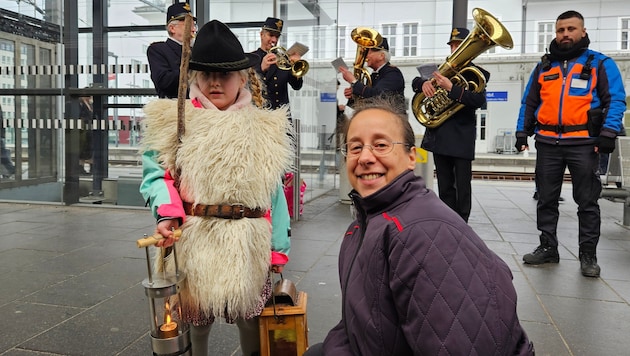 Hirtin Johanna (11) übernahm das Friedenslicht von Zugbegleiterin Carolina Kratochwill.