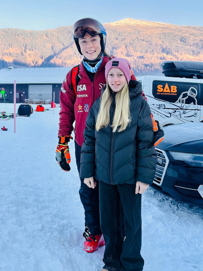 Mikaela Shiffrin nahm sich Zeit für ein Foto mit Annika Wögerer (12).