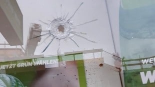 Eines der Einschusslöcher im Grünen-Büro in Hollabrunn