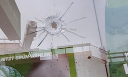 Eines der Einschusslöcher im Grünen-Büro in Hollabrunn