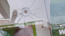 Eines der Einschusslöcher im Grünen-Büro in Hollabrunn