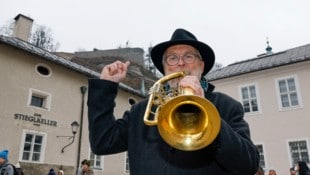 Gerhard Baumgartner lässt Weisen von der Lodronbastei erklingen.