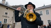 Gerhard Baumgartner lässt Weisen von der Lodronbastei erklingen.