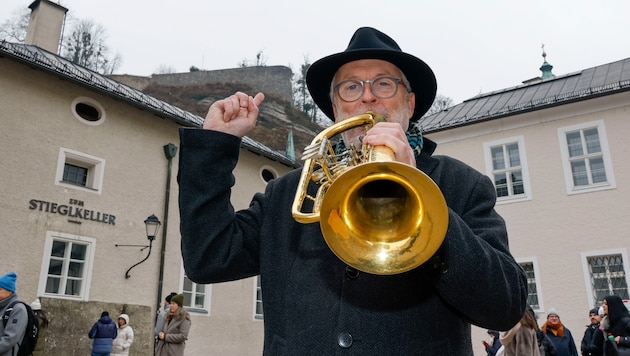 Gerhard Baumgartner lässt Weisen von der Lodronbastei erklingen.