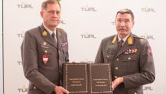 Truppenübungsplatz-Kommandant Christian Riener (re.) dankte seinem direkten Vorgänger Herbert ...