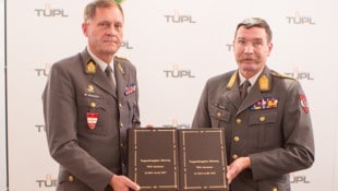 Truppenübungsplatz-Kommandant Christian Riener (re.) dankte seinem direkten Vorgänger Herbert ...