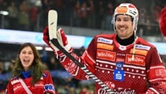 KAC-Ass Nick Petersen beim Feiern mit Tochter Kayla.