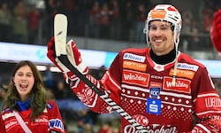 KAC-Ass Nick Petersen beim Feiern mit Tochter Kayla.