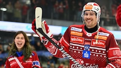 KAC-Ass Nick Petersen beim Feiern mit Tochter Kayla.