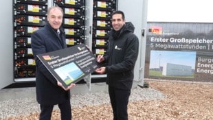 Landesrat Leonhard Schneemann und Stephan Sharma (Burgenlanbei der Anlieferung des neuen ...