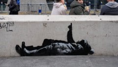 Die neuen Banksy-Werke zeigen zwei Personen, die Richtung Himmel blicken.