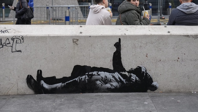 Die neuen Banksy-Werke zeigen zwei Personen, die Richtung Himmel blicken.