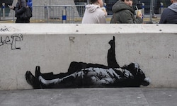 Die neuen Banksy-Werke zeigen zwei Personen, die Richtung Himmel blicken.