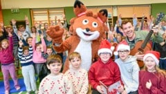 Bei der Weihnachtslesung waren die Schüler von Theo Lesefuchs und Sänger Matthias Ortner ...