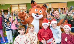 Bei der Weihnachtslesung waren die Schüler von Theo Lesefuchs und Sänger Matthias Ortner ...