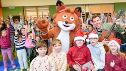 Bei der Weihnachtslesung waren die Schüler von Theo Lesefuchs und Sänger Matthias Ortner ...