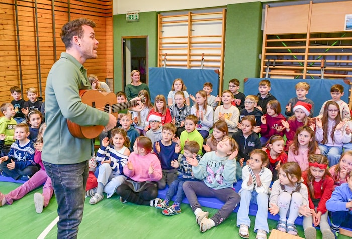 Gemeinsam mit Matthias Ortner sangen die Schüler einige Weihnachtslieder.