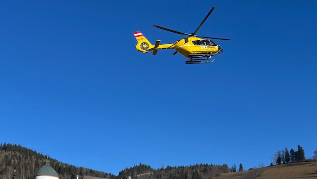 Der Rettungshubschrauber C17 (Archivbild) flog den Schwerverletzten ins UKH Graz.