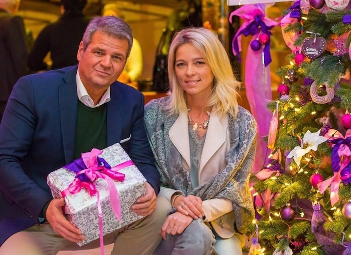 Gerhard Köfer (li.) unterstützt zu Weihnachten das Christkind in Spittal.