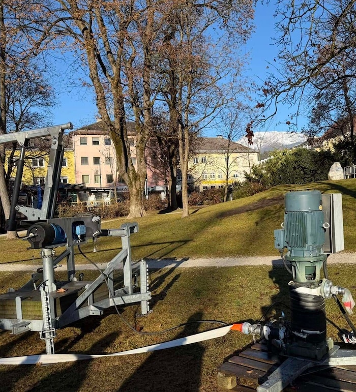 ... wurden Schneelanzen in den Park transportiert.