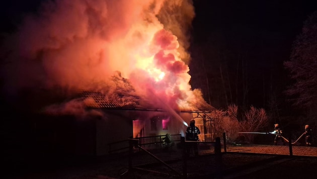 Das Wohnhaus brannte komplett aus.