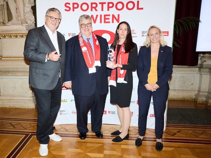 Klubboss Christian Mahr (2. v. li.) bei der Sportstars-Gala als Wiens Verein des Jahres.