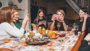 Ob Halligalli oder Chillout: Was wirklich zählt, sind die Menschen, mit denen man ins neue Jahr ...