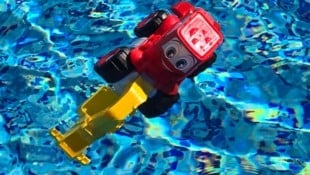 In einem Hallenbad kam es zum Unfall – jetzt verstarb der Bub im Spital (Symbolbild).