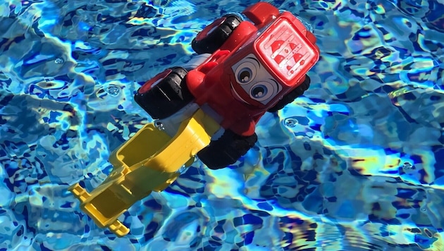 In einem Hallenbad kam es zum Unfall – jetzt verstarb der Bub im Spital (Symbolbild).