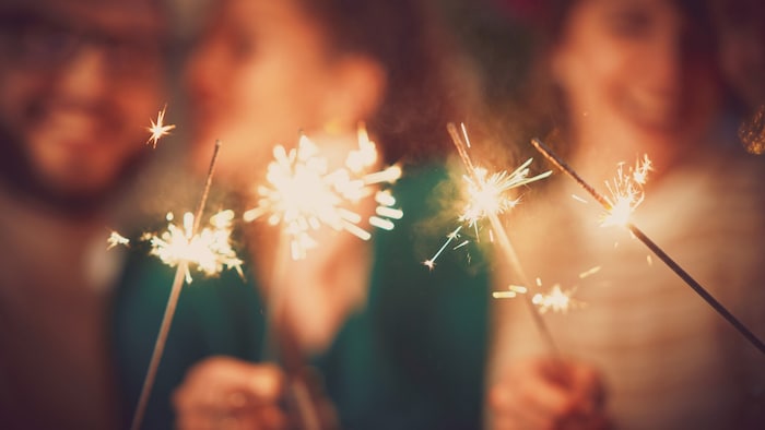 Rausgehen, sich um Mitternacht etwas wünschen und dabei Spritzkerzen zünden – auch eine schöne ...