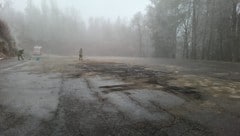 Beinahe auf dem gesamten Parkplatz haben die Unbekannten Öl verschüttet.