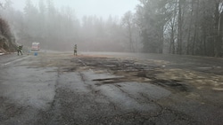 Beinahe auf dem gesamten Parkplatz haben die Unbekannten Öl verschüttet.
