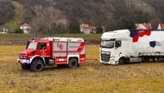 Die Feuerwehr befreite den Klopapier-Transporter.