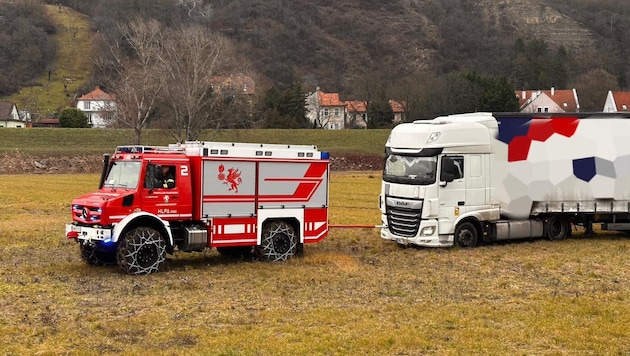 Die Feuerwehr befreite den Klopapier-Transporter.