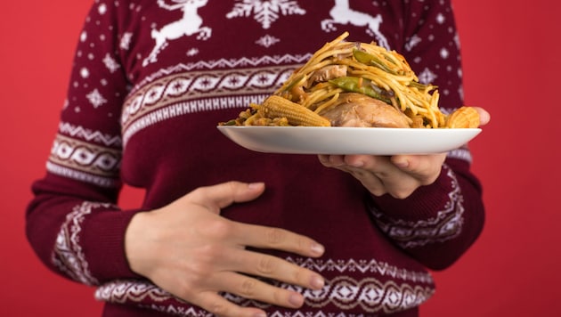 Nach einem ausgiebigen Weihnachtsessen leiden viele an Müdigkeit und Völlegefühl (Symbolbild).