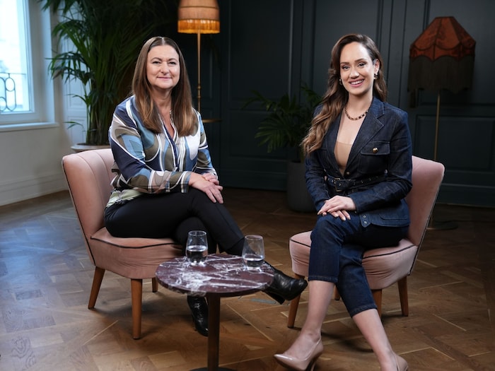 Am 30.12. in der „TV Reisezeit“ im Gespräch – Moderatorin Sasa Schwarzjirg (re.) und ...