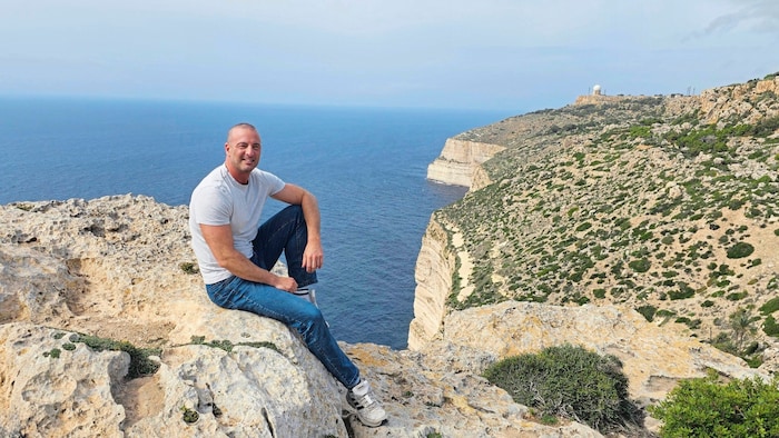 Ed Ricker am Rande Maltas: Die Dingli Cliffs sind einer der spektakulärsten Aussichtspunkte.